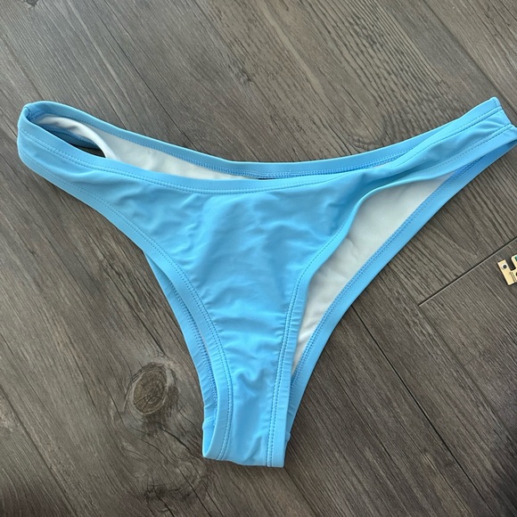 Medium, blue, cupped swim top, high rise bottoms. See the video for seem on top - Picture 5 of 12